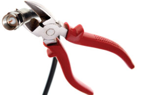 Between 2008 and 2011, an estimated 2.65 million people, or 2.6 percent of U.S. pay TV subscribers, cut their TV subscriptions to rely solely on online content or watch broadcast television with the use of an antenna.