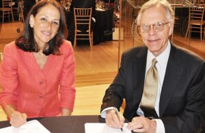 FDA Commissioner Margaret Hamburg and Arkansas Research Alliance CEO Jerry Adams sign a partnership deal between FDA and ARA.