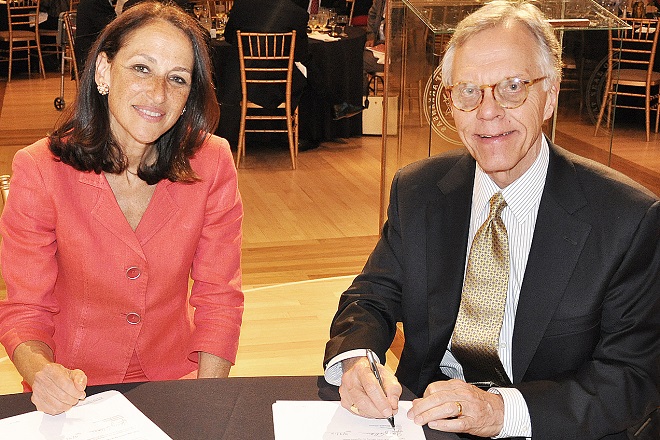 FDA Commissioner Margaret Hamburg and Arkansas Research Alliance CEO Jerry Adams sign a partnership deal between FDA and ARA.