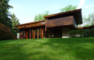 The  relocation of the Bachman Wilson House requires minute care.  (Tarantino Studio © 2013; courtesy Crystal Bridges Museum of American Art, Bentonville, Arkansas)