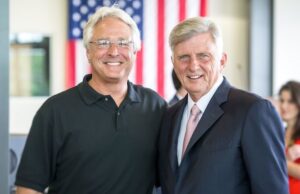 Maverick USA Inc. founder&nbsp;Steve Williams, left, and Gov. Mike Beebe.