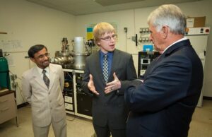 Douglas Hutchings (center), explains the Picasolar technology to Arkansas Gov. Mike Beebe with UA electrical engineering professor Hameed Naseem (left) after Silicon Solar Solutions received a 2013 SunShot Incubator Award.&nbsp;