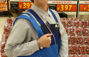 An associate of Seiyu, Wal-Mart's Japanese branch. | (Photo provided by Wal-Mart Stores Inc.)