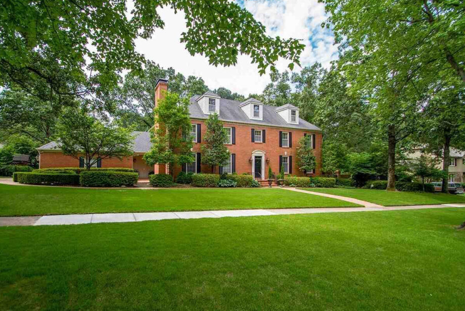 Pleasant Valley home in Little Rock purchased by Bryan and Sarah Sanders.