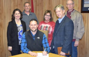 Paris&nbsp;Mayor Daniel Rogers (seated) with Today's Power Inc.&nbsp;President Michael Henderson (in the blazer) and members of the Paris City Council.