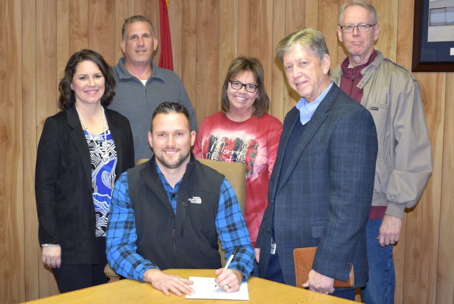 Paris&nbsp;Mayor Daniel Rogers (seated) with Today's Power Inc.&nbsp;President Michael Henderson (in the blazer) and members of the Paris City Council.