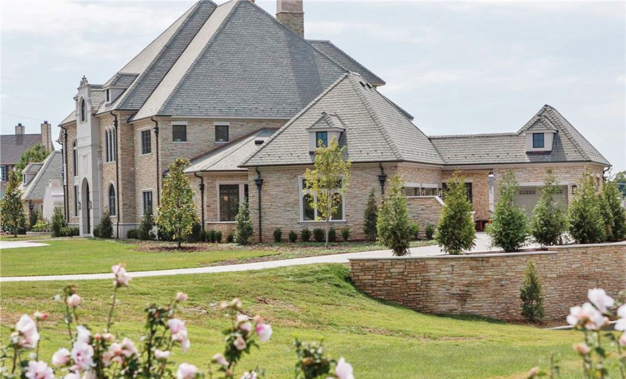 The 11,023-SF home sold by former Arkansas Razorbacks football coach Chad Morris was built in 2010.