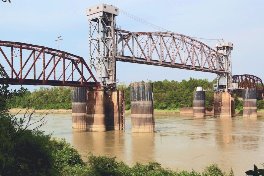 The&nbsp;Benzal rail bridge on the White River.