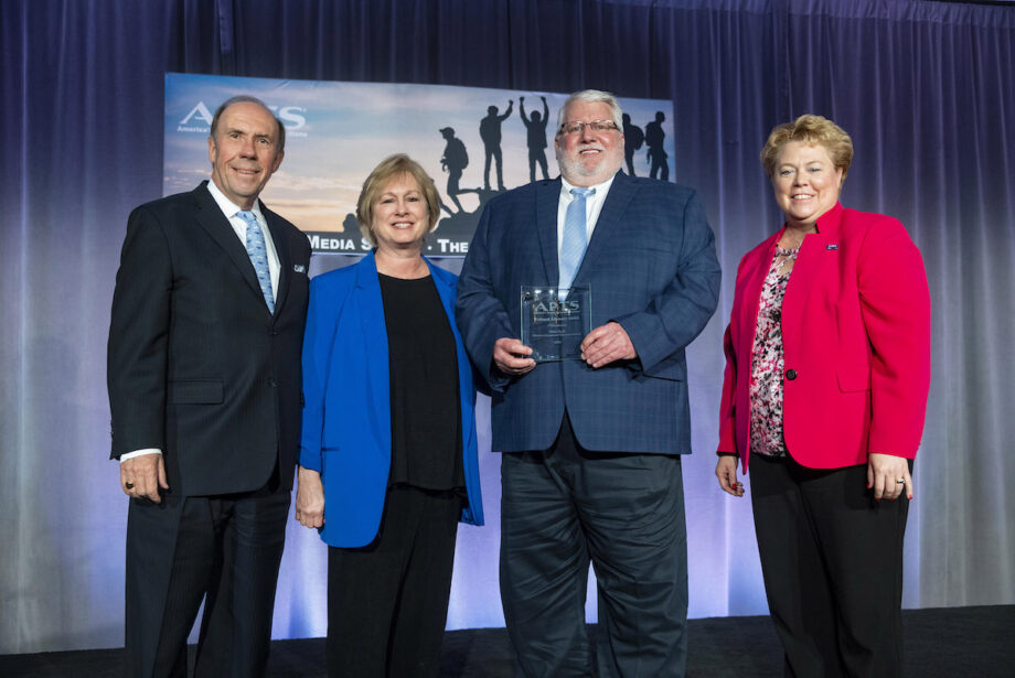 Marty Ryall, holding plaque, with APTS President Patrick Butler, left, Arkansas PBS Executive Director Courtney Pledger and Molly Phillips, executive director of Iowa PBS, right.
&nbsp;
