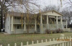 The Cheron Hall Apartments at 2200 Louisiana St.