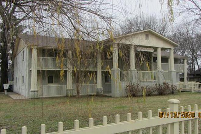 The Cheron Hall Apartments at 2200 Louisiana St.