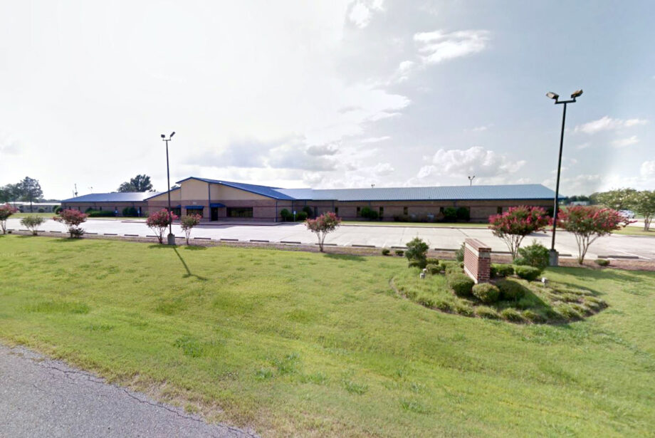This 26,268-SF single-tenant office on 4.82 acres at 401 S. Airport Drive in West Memphis was one of the two DHS buildings that recently sold.