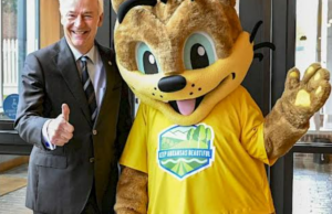 Arkansas Gov. Asa Hutchinson and Otto the Otter, the Keep Arkansas Beautiful mascot