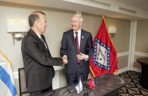 Israel Innovation Authority Chair Ami Appelbaum, left, shakes hands with Arkansas Gov. Asa Hutchinson in Washington, D.C. on June 14, 2022. Arkansas and Israel signed a memorandum of understanding to promote cooperation in tech innovation.