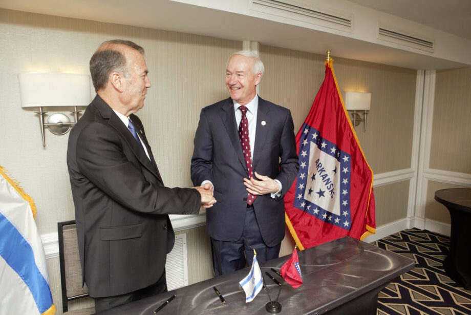 Israel Innovation Authority Chair Ami Appelbaum, left, shakes hands with Arkansas Gov. Asa Hutchinson in Washington, D.C. on June 14, 2022. Arkansas and Israel signed a memorandum of understanding to promote cooperation in tech innovation.