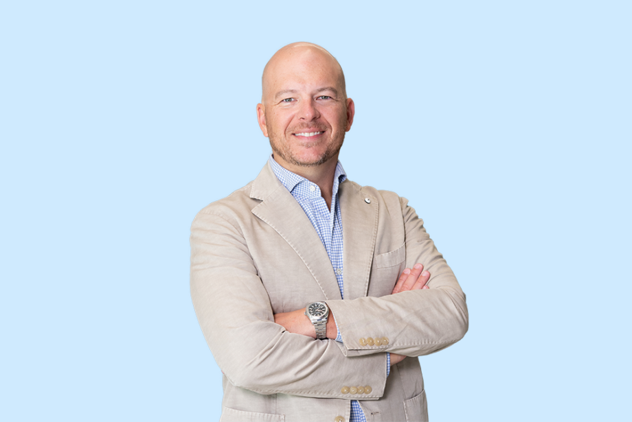 Cole was working at his family&rsquo;s men&rsquo;s store when a customer compared selling men&rsquo;s apparel to selling real estate, suggesting Cole enter real estate.