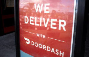 A California restaurant advertises delivery with DoorDash