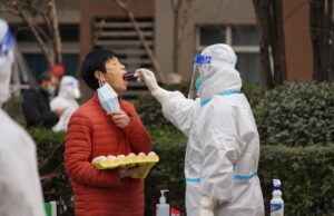 Residents undergo COVID-19 testing in north China's Shaanxi Province in December 2021