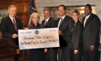 From left: Robert L. Potts, Elizabeth Hood, Gov. Mike Beebe, Tony Fuller, Laurie Smalling and Glen Jones
accept a $369,000 check from the Wal-Mart Foundation to fund research at the Arkansas Biosciences Institute.